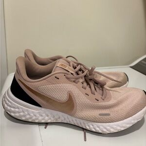 Nike Women's Beige and Black Athletic Shoes